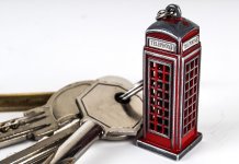 Breloki akrylowe do kluczy – praktyczny detal, który wzmacnia rozpoznawalność marki grawernia - breloki hotelowe z akrylu 3 - Pawel.jpg