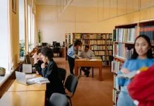 Czym różnią się studia dzienne, zaoczne i online? sopocka.edu.pl - 196-czym-roznia-sie-studia-dzienne-zaoczne-i-online.webp