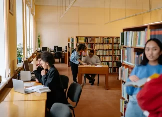 Czym różnią się studia dzienne, zaoczne i online? sopocka.edu.pl - 196-czym-roznia-sie-studia-dzienne-zaoczne-i-online.webp